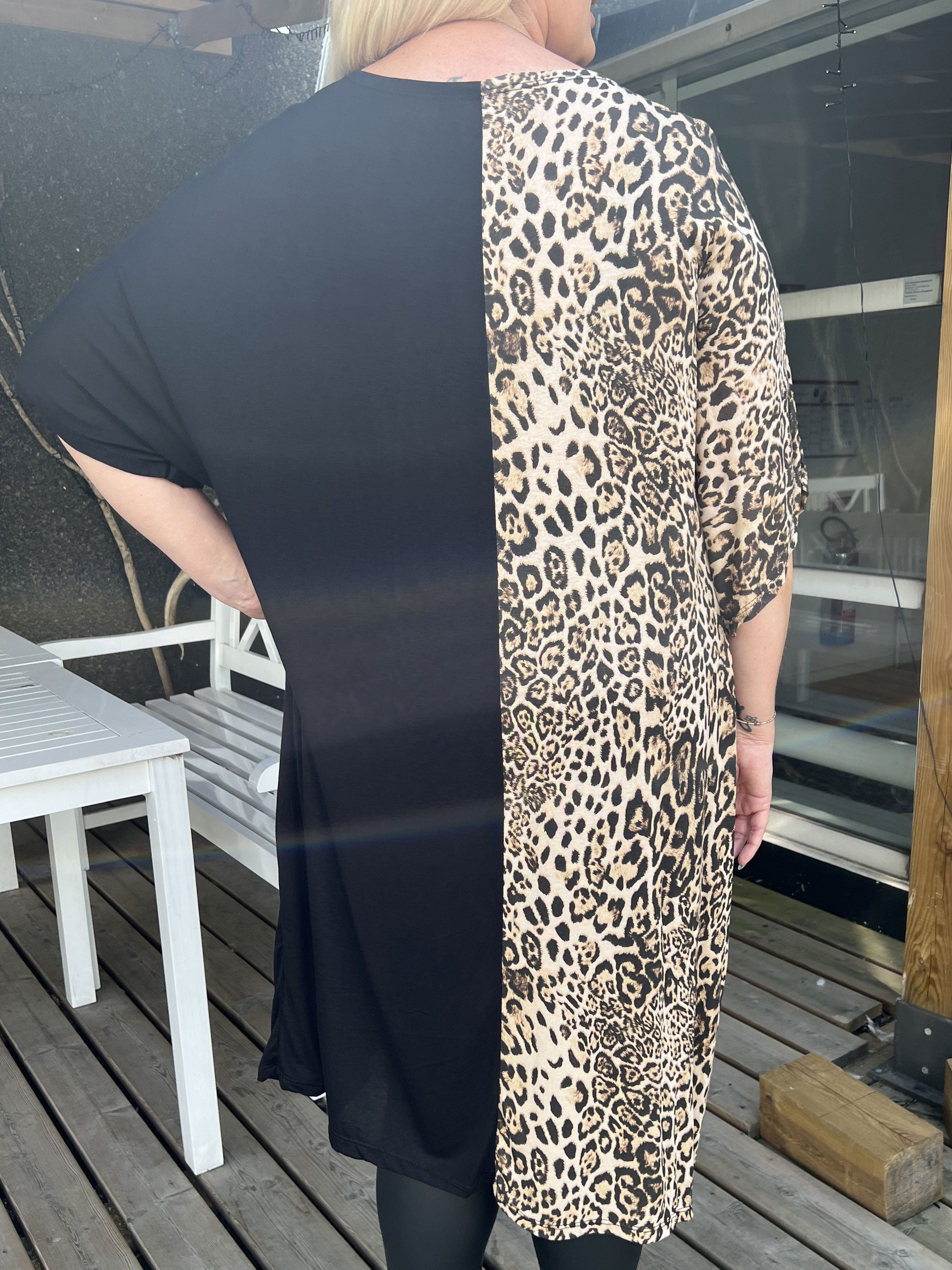Evie - Sort plus size kjole med leopardprint